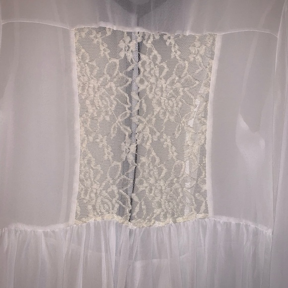 White and black blouse - Picture 6 of 6